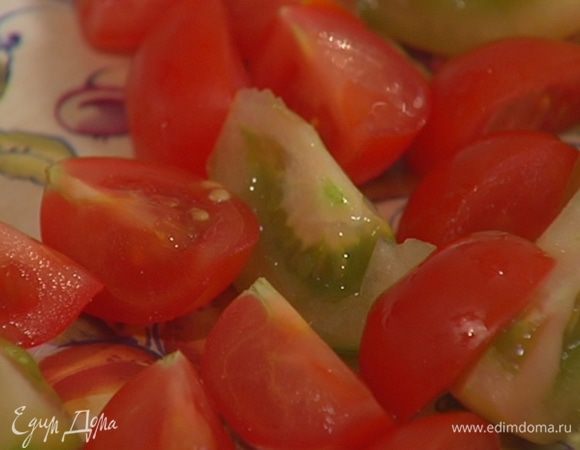 Черри разрезать на 4 части.