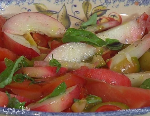 На блюдо выложить нарезанные помидоры, дольки нектарина, посыпать все порванным руками базиликом.