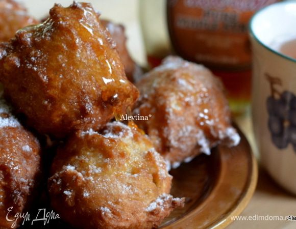 Посыпать сахарной пудрой, полить кленовым сиропом или медом. Приятного аппетита.