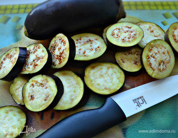 Баклажаны помыть, нарезать кружочками толщиной в 1-1,5 см. Нам понадобятся молодые небольшие овощи 2-3 шт.