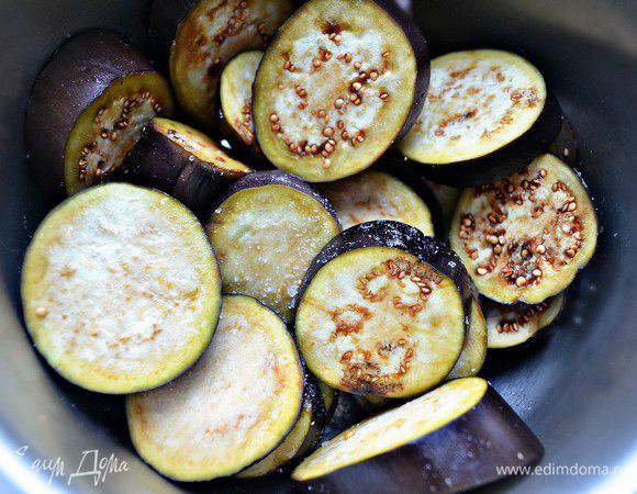 Посолить и дать постоять 15-20 мин, слить выделившийся сок и промыть. Промокнуть кружочки баклажан салфеткой.