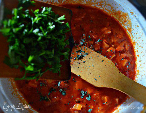 Добавить щепотку сухой мяты, орегано, мелко нарезанную петрушку и тушить ещё 3 мин.
