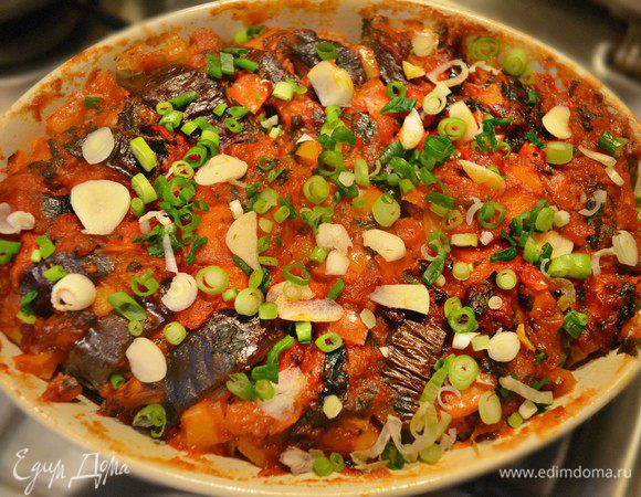 Вынимаем блюдо из духовки, посыпаем порубленным зелёным луком и нарезанным хлопьями чесноком. Ароматное турецкое блюдо готово! Подавать его желательно с гарниром - спагетти, рисом или картофелем.
Приятного вам аппетита! 