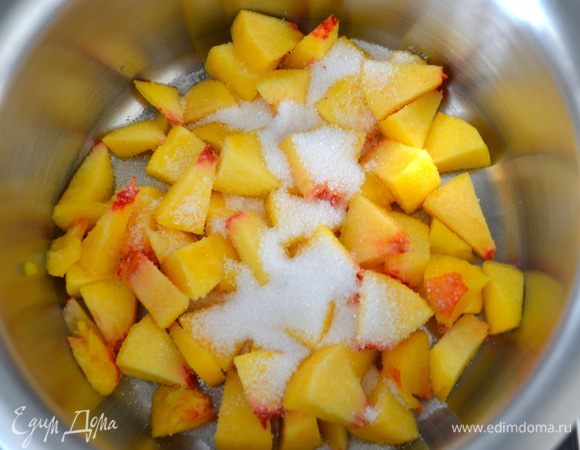 Для начинки приготовим крем из рикотты с нектарином. Один нектарин очистить от кожуры и нарезать небольшими кусочками. Положить кусочки фрукта в небольшую кастрюльку, добавить 2 ст.л. воды и 2 ст.л. сахара. Варить на небольшом огне в течение примерно 5 минут, пока вода не выпариться.