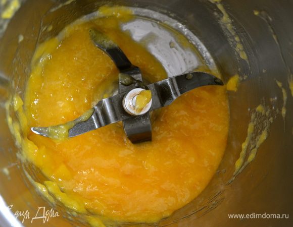 Немного остудить и взбить до состояния пюре (погружным блендером или в чаше миксера).