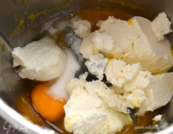 Добавить рикотту, 4 ст.л. сахара и яйцо... Можно смешать все в миске, а можно (как у меня) еще раз взбить все в стационарном миксере. Начинка готова.