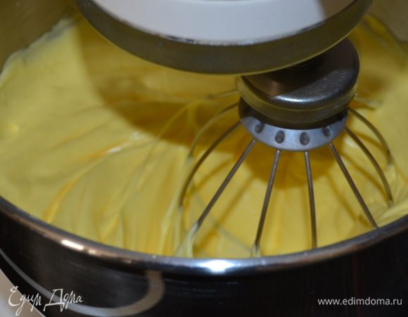 Духовку включить разогреваться на 170 С.
Для теста взбить до пышного состояния яйца с сахаром и щепоткой соли. 