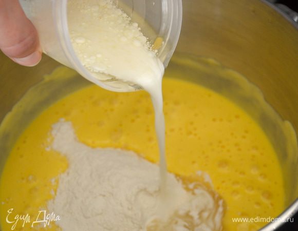 Во взбитую яичную массу попеременно добавить сухие ингредиенты и молоко с растительным маслом (в моем случае, арахисовое). Аккуратно все перемешать до однородности. 