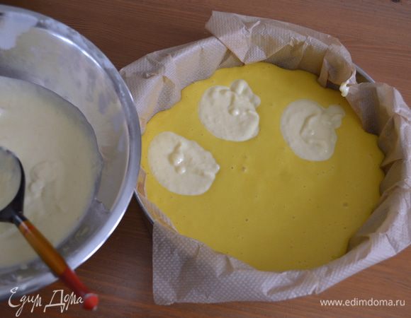 Сверху ложкой выложить крем из рикотты...