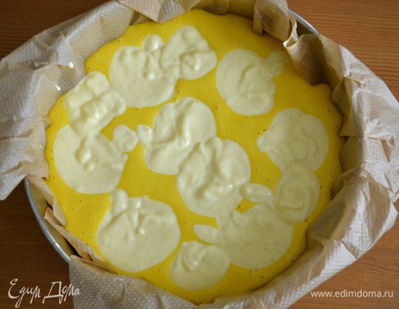 Оставшийся для украшения нектарин нарезать тонкими дольками и распределить по поверхности торта... Поставить запекаться в духовку приблизительно на 1 час. ВНИМАНИЕ! В рецепте указывалось время выпечки 50 минут. Готовность бисквита рекомендовалось проверять деревянной шпажкой... У меня через 50 минут пирог отлично поднялся и слегка подрумянился, но оставался сырым внутри. Я увеличила температуру в духовке до 180 С и прикрыла верх фольгой, время выпечки увеличила на 15 минут.     