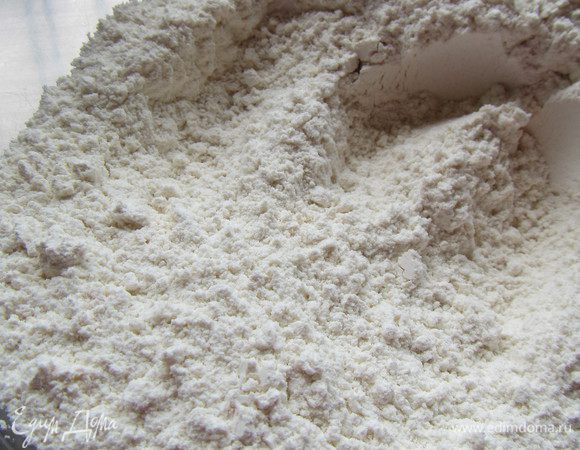 Разогреваем духовку до 190 гр. Смешиваем сухие ингредиенты - муку, соль, разрыхлитель и сахар.
