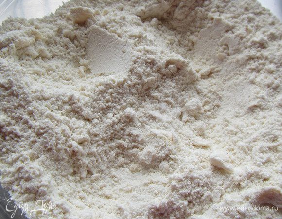 Сливочное масло режем кубиками и добавляем к муке. Кончиками пальцев протираем смесь в крошку. 

