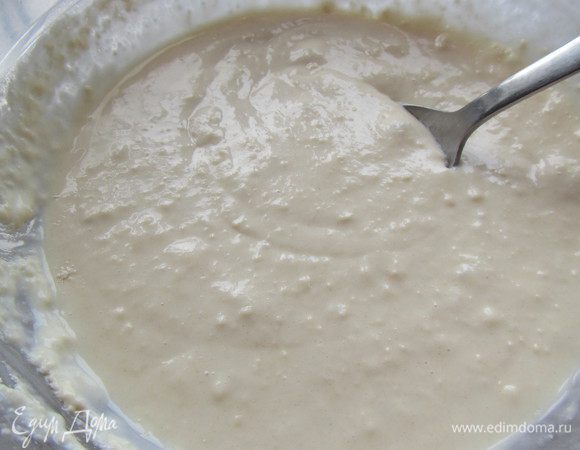 Потихонечку добавляем молоко. Все слегка перемешиваем. Тесто получается жидковатое и с комочками. Оставляем его ненадолго в сторону, пока занимаемся фруктами.
