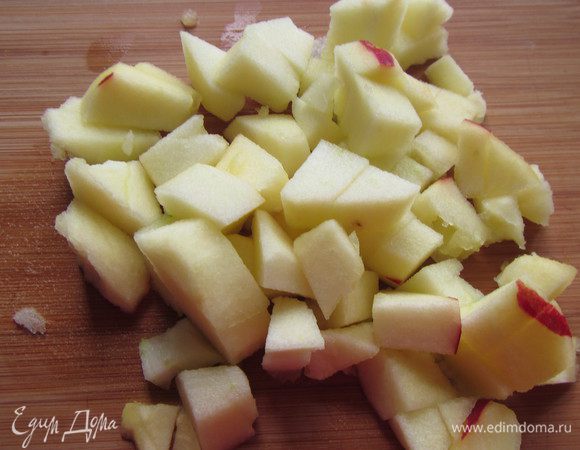 Яблоко чистим и режем кубиками.
