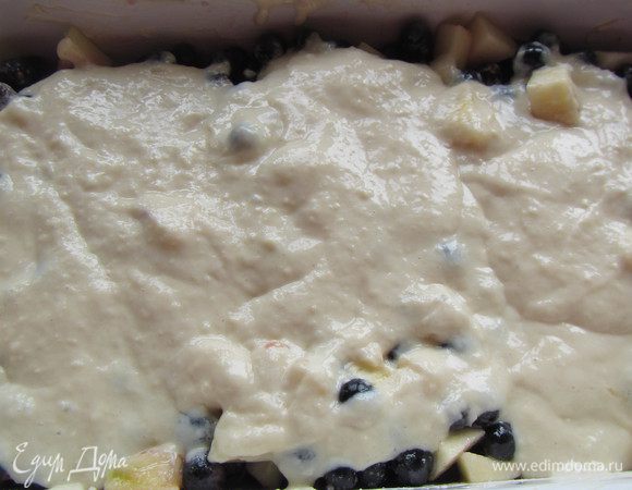 После того, как тесто постояло 10 минут, выкадываем его на наши фрукты произвольно, можно отдельными островками или с промежутками (у меня получилось довольно однородно, так как теста было много). Запекаем минут 30 - тесто должно запечься, а фрукты под ним кипеть. 
