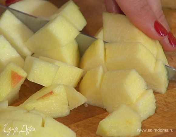 Яблоко очистить от кожуры и, удалив сердцевину, нарезать кубиками.