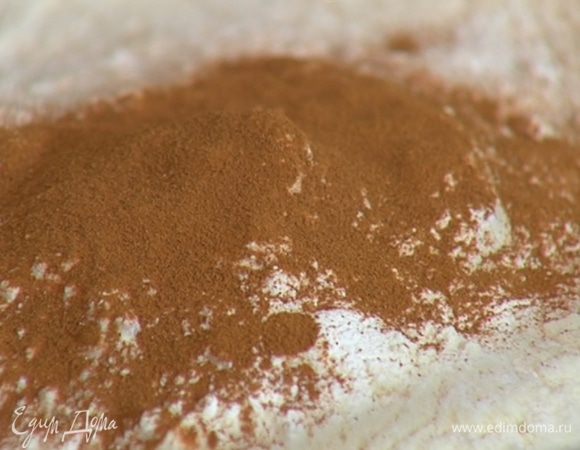 Муку перемешать с корицей, разрыхлителем и солью.