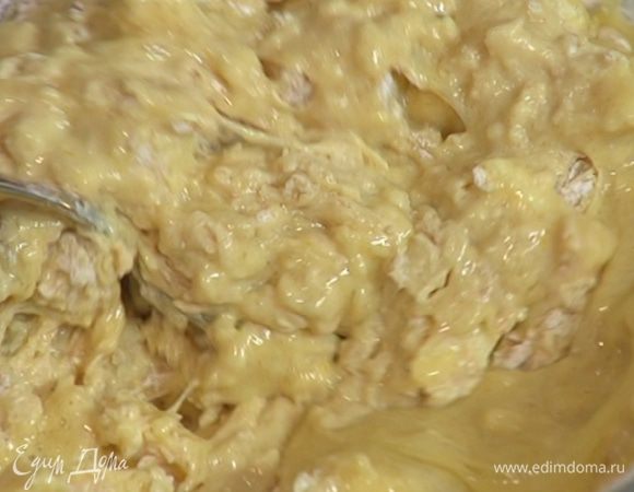 Муку с корицей соединить с яблочно-молочной массой и вымешать тесто.