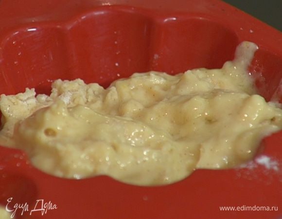 Формы для маффинов смазать оставшимся маслом и разложить в них тесто.