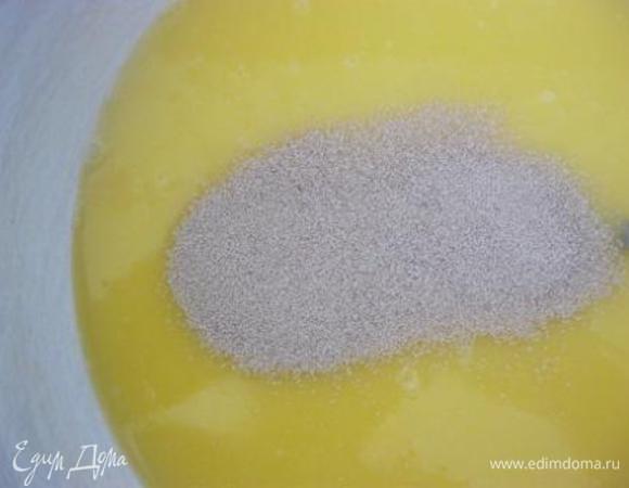 и дрожжи, перемешать.