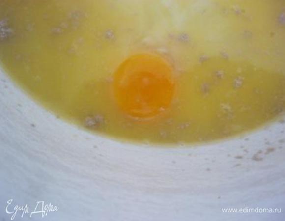 Добавить яйцо и соль, перемешать.