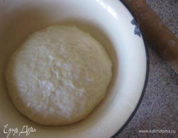 Понемногу добавлять муку, замесить мягкое, не тугое тесто.
* Муки может уйти чуть больше или меньше, чем 4.5 стакана.