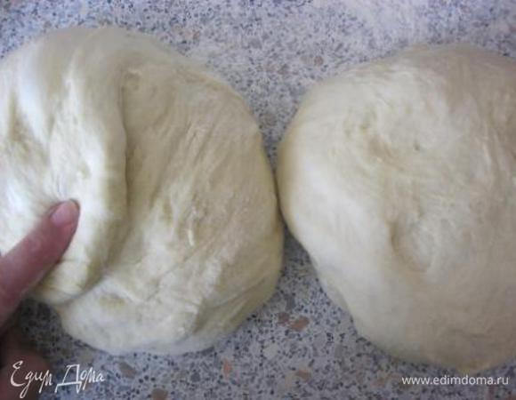 Тесто разделить на две части, одну часть нужно сделать чуть больше, для дна пирога.