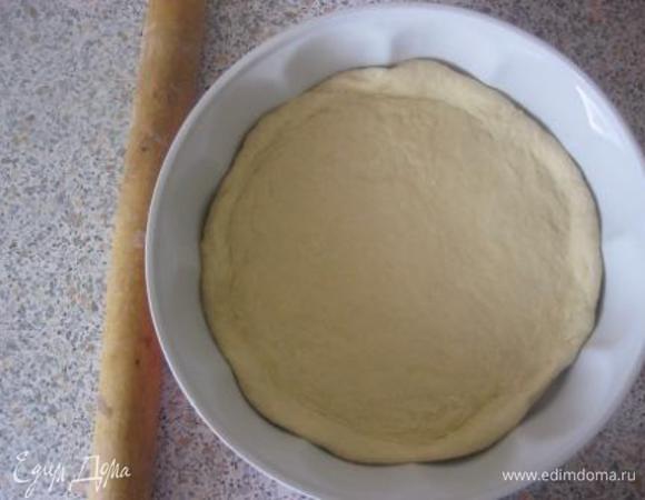 бОльшую часть теста раскатать по размеру формы.
Форму смазать растительным маслом и уложить тесто, сделать небольшие бортики.
Диаметр формы - 26 см.