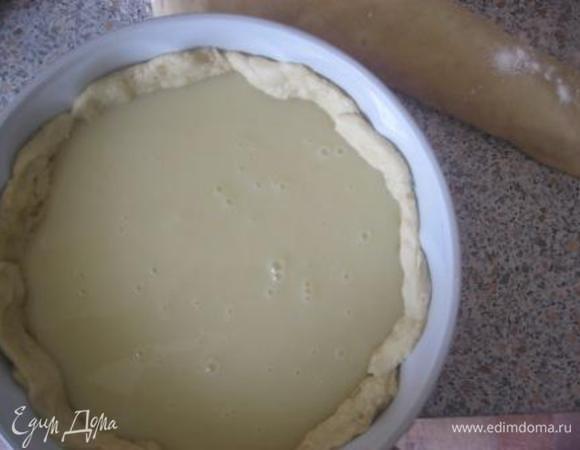 Выложить на тесто заварной крем, разровнять.