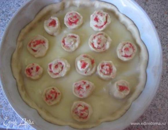 Выложить рулетики на крем и оставить на расстойку, на 25 минут.
