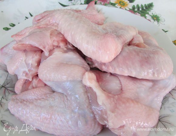 Куриные крылышки вымыть, залить холодной водой и поставить на огонь. У меня 3 литра воды. Довести до кипения, снять пену, посолить и варить под закрытой крышкой до готовности.