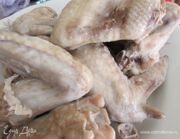 Вынуть крылышки из бульона и обсушить их салфеткой.