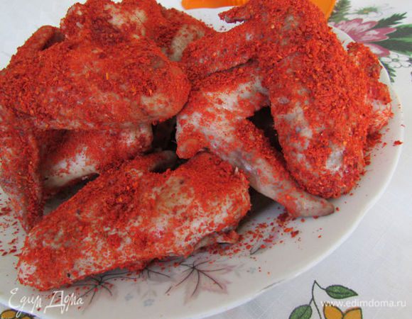 Обвалять подсушенные крылышки в молотой паприке