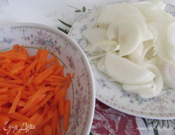 Лук и морковь почистить. Морковь натереть на терке соломкой, лук нарезать полукольцами.