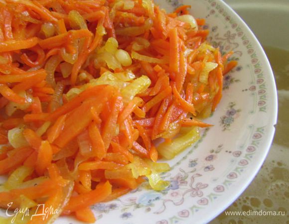 Обжарить на оставшемся масле. Куриный бульон процедить довести до кипения и добавить лук и морковь. 