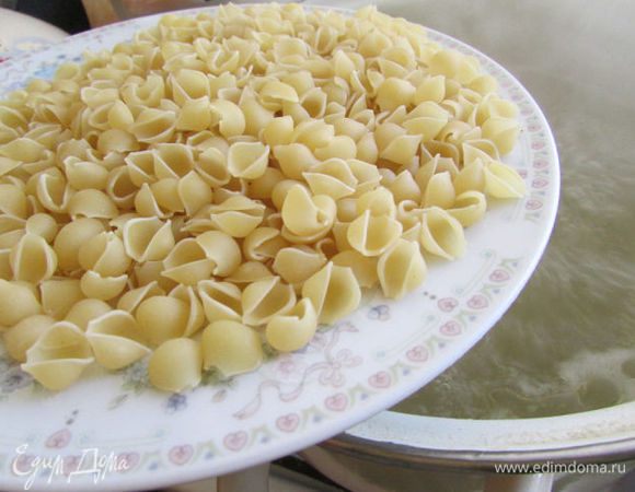 Когда бульон вновь закипит, засыпать в него "ракушки" и варить 5-7 минут, время от времени помешивая, чтобы макаронные изделия не слипались.