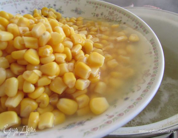 В бульон добавить консервированную кукурузу вместе с жидкостью. Суп вновь довести до кипения и снять с огня.