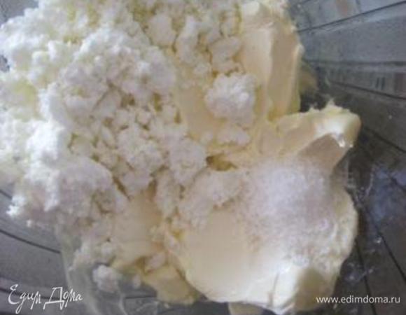 В миске растереть творог со сливочным маслом( комнатной температуры) до однородной массы.
Добавить кокосовую стружку.