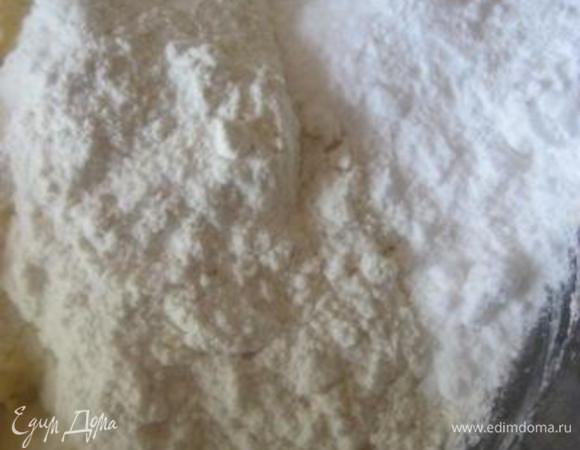 Добавить сахарную пудру, соль, разрыхлитель и муку.
Замесить тесто.