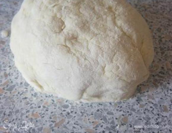 Тесто скатать в шар, завернуть в п.пленку и убрать в холодильник на 1час.
Охлажденное тесто разделить на 4 части.