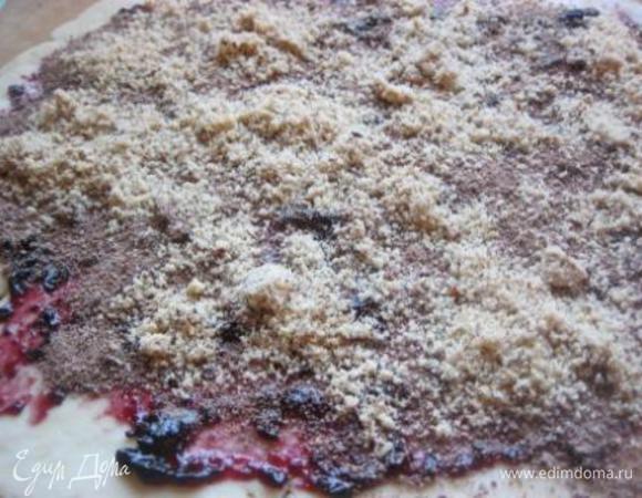 Оставшиеся два кусочка теста раскатать аналогично.
Смазать вареньем , посыпать натертым шоколадом и рубленными орехами.

