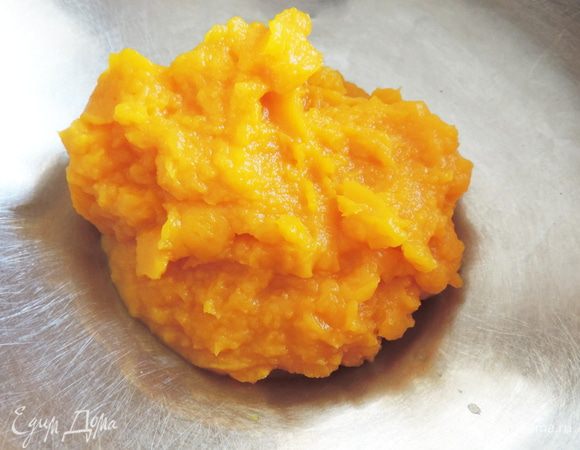 Для начала нам понадобится приготовить тыквенное пюре. Для этого тыкву почистить от кожуры, нарезать на небольшие кусочки и запечь в духовке до мягкости. 
Затем мягкую тыкву пюрировать с помощью блендера или протереть через сито. 
Обратите внимание, что я даю вес готового пюре. Для запекания вам следует взять минимум 500 г сырой очищенной тыквы.