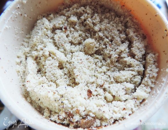 Грецкие орехи нужно предварительно измельчить. Я использовала мельничку.