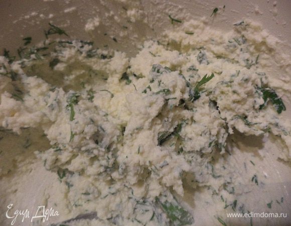 Творог протереть через сито, добавить сметану, измельчённый чеснок, посолить, поперчить, добавить измельчённую зелень, тщательно перемешать.
Креветки у меня были уже отварены и почищены. 