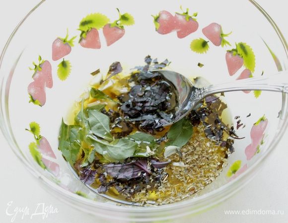 
Соединить масло, уксус и остальные ингредиенты, порезать зелень, хорошенько размешать. 