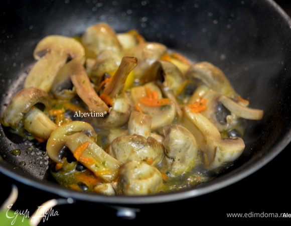 Разогреть сковороду выложить 2 стол.л сливочного масла и 1 ст.л оливкового. Как масло растопится добавить очищенные грибы, крупные порезать. Тушить помешивая 5-8 мин. Посолить и выложить на блюдо.