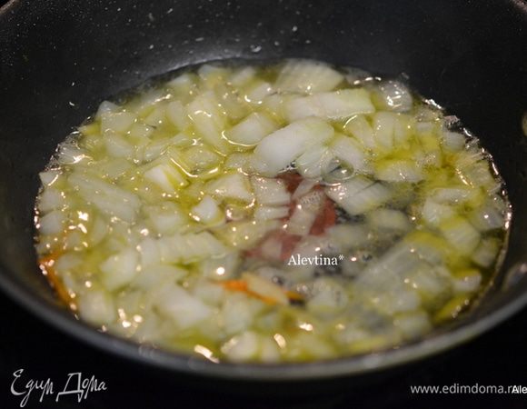Добавить на сковороду 1 ст.л оливкового и 1 ст.л сливочного масла, как масло растопится добавить мелко нашинкованный лук. Обжаривать 4 мин.
