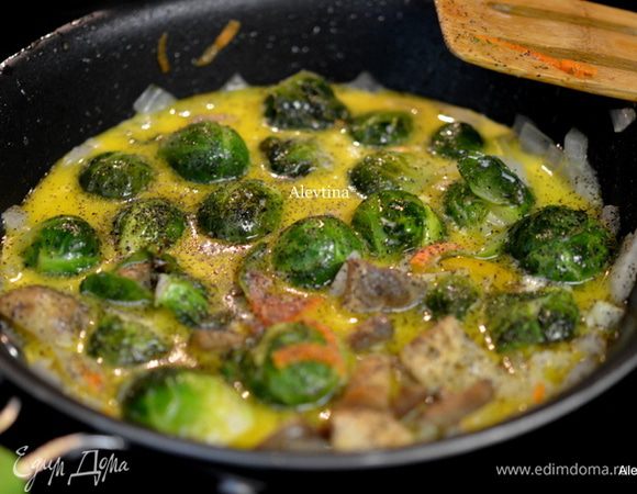 Добавить вино и тушить 1 мин. Вернем грибы, брюссельскую капусту после духовки, сливки. Тушим 5 мин.