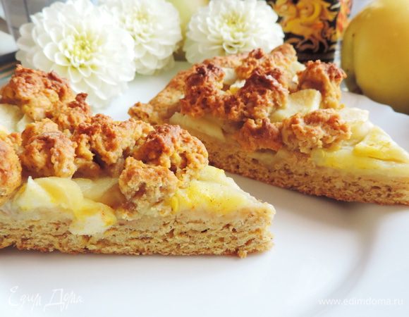 Выпекаем пирог в разогретой до 180 градусов духовке примерно полчаса. Верх пирога должен приобрести красивый золотисто-румяный цвет.