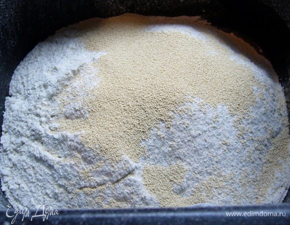 В хлебопечку заложить согласно инструкции ингредиенты. В моем  случае: вода-соль-масло оливковое-мед-просеянная мука-дрожжи. Установить самую длительную программу (у меня – 3 ч. 20 мин.).